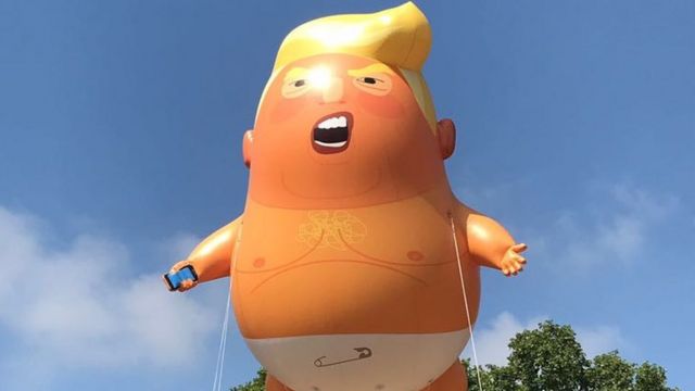 Veliki balon bebe Trampa pred poletanje