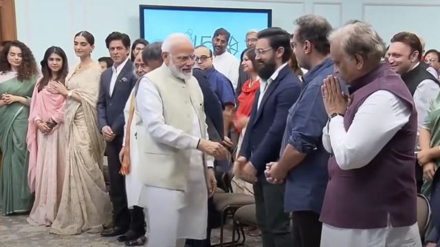 গান্ধীর দেড়শো বছর পূর্তি অনুষ্ঠানে বলিউড তারকাদের সঙ্গে প্রধানমন্ত্রী মোদী
