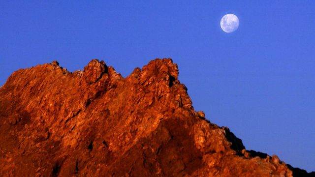 Paisaje del desierto de Atacama con la luna en el cielo.