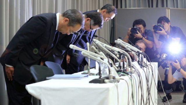 توشی هیرو سوزوکی،‌ مدیرعامل سوزوکی همراه با دیگر مدیران شرکت پیش از نشست خبری عذرخواهی کرد