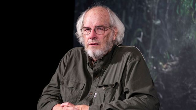 Jack Horner,um um senhor idosos de óculos e cabelos brancos compridos