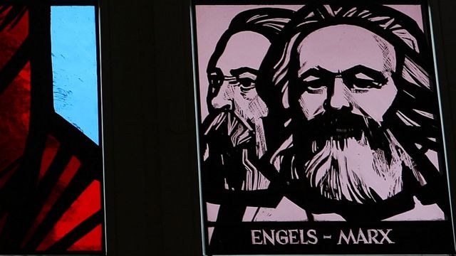 Vitrail avec Engels et Marx