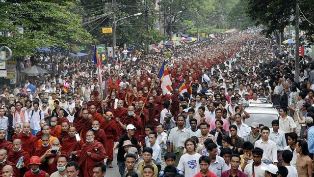 Biksu dan warga biasa keluar untuk memprotes secara massal pada bulan September 2007 di Myanmar