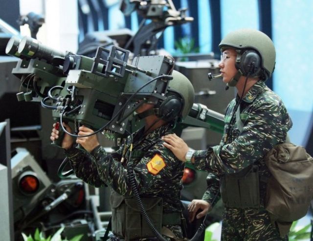 台軍士兵展示美國製造的雙掛式毒刺導彈系統（2005年8月11日，台北航空航天與國防科技展資料照片）