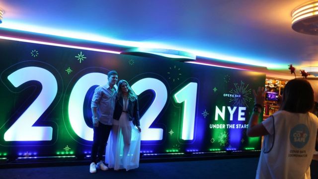 رجل وامرأة يسجلان تاريخ العام الجديد في سيدني في صورة.