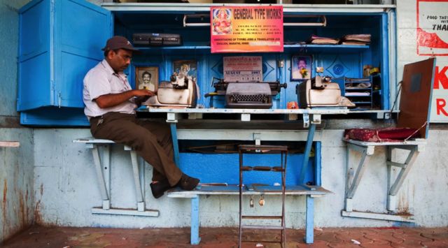 Indiano com maquina de escrever