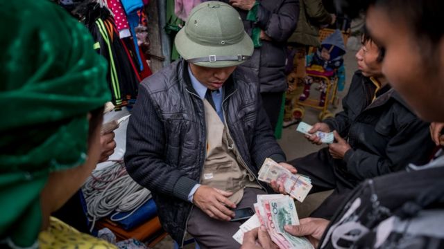 Trading VND and CNY at a border market