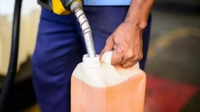 Homem colocando gasolina em galão