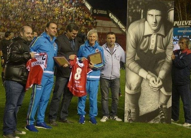 Pékerman (quarto da esquerda para a direita) foi homenageado pelo Argentinos Juniors antes de um amistoso entre Colômbia e Costa Rica