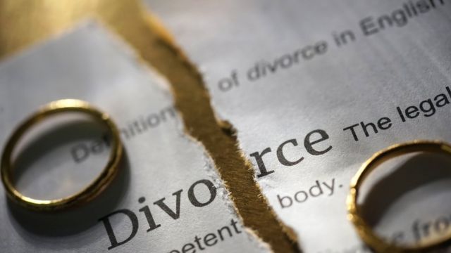 Imagen de anillos y un papel que dice divorcio