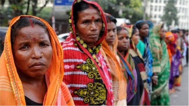 ব্রাহ্মণবাড়িয়ার ঘটনার প্রতিবাদে ঢাকায় মানববন্ধনে অংশ নেয়া কয়েকজন
