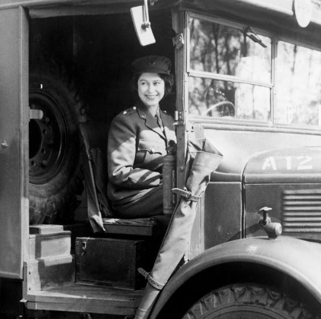 W czasie wojny księżniczka Elżbieta służyła w Pomocniczym Korpusie Terytorialnym Kobiet.
