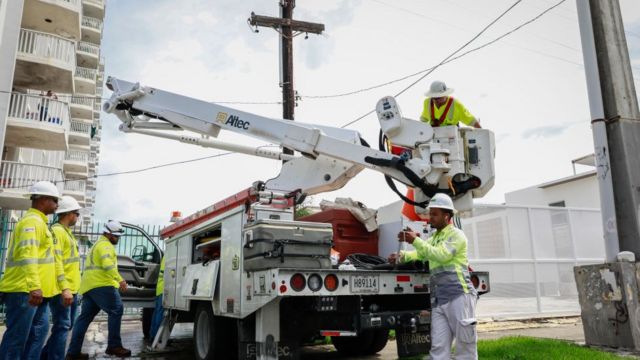 Empregados da Luma Energy reparam linhas elétricas