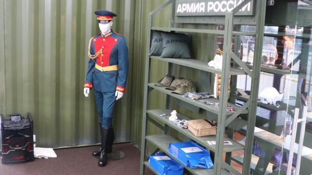 Манекен на выставке "Армия-2015"
