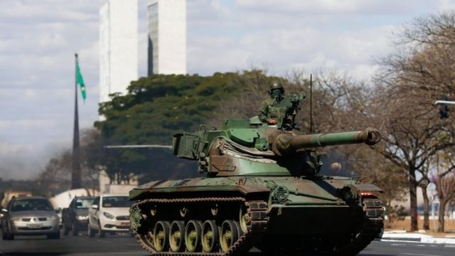 Veículo blindado da Marinha com Congresso ao fundo