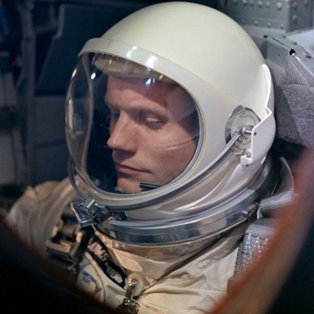 Neil Armstrong en su traje espacial.