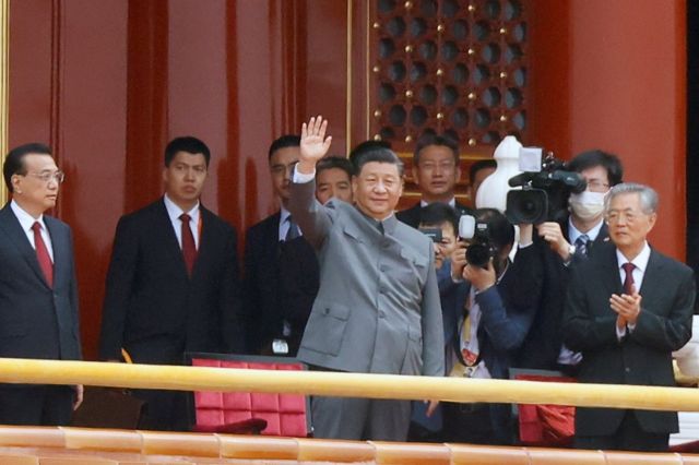 Xi Jinping and former Chinese President Hu Jintao appeared on the Tiananmen Gate.