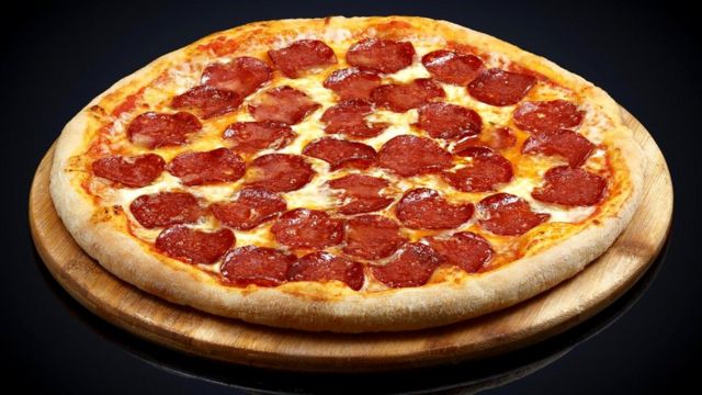 100-граммовый кусочек замороженной пиццы пепперони может содержать 1,9 г соли