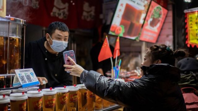 Pelanggan melakukan pembayaran elektronik di China.