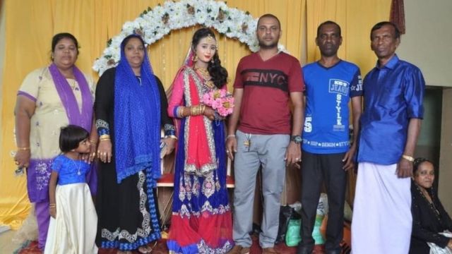 මියගිය අබ්දුල් හමීඩ් මොහමඩ් රෆෛදීන් (දකුණේ), නවුෂාඩ් (මැද) ඇතුළු සිය දරු, දැරියන් සමඟ