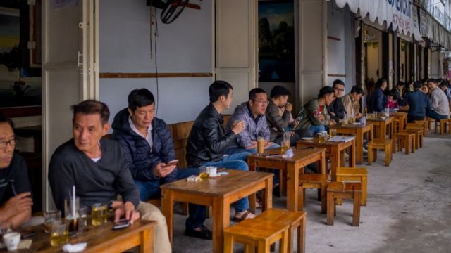 Người Việt được cho là hay bàn luận các sự kiện chính trị nơi quán xá