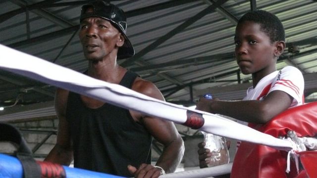 Jecson "el Destructor" Preciado en su escuela de boxeo