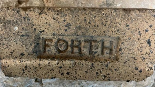 تم العثور على قوالب الطوب، المصنوع على بعد أميال فقط من فيرث أوف فورث، مدفونة تحت المبنى في يافا القديمة