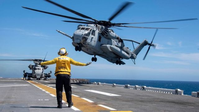 一架美军CH-53E直升机正在降落埃塞克斯号航空母舰（USS Essex）