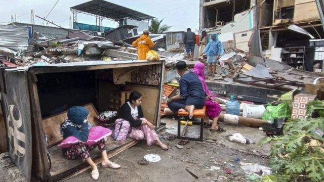 Korban gempa Mamuju berlindung di luar rumah mereka.