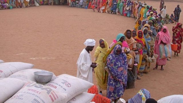 Wasu 'yan gudun hijra ke layin karbar abinci