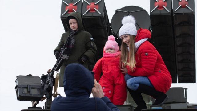 У Луганську пафосно відзначають російське свято "Захисника вітчизни" 23 лютого