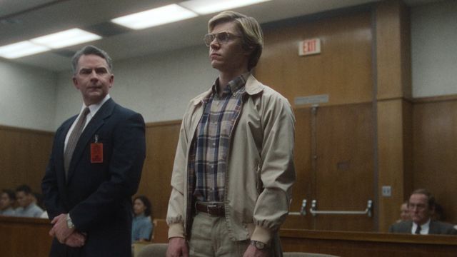 Dahmer en la corte en la serie de Netflix.