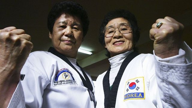 Жительницы Южной Кореи, занимающиеся тхэквондо
