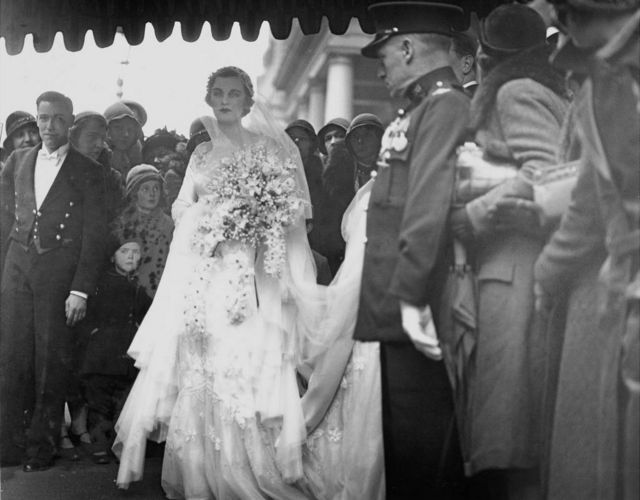 Margaret Whigham dejando su casa en Kensington, Londres, camino de su boda con el golfista aficionado estadounidense Charles Sweeny el 21 de febrero de 1933.