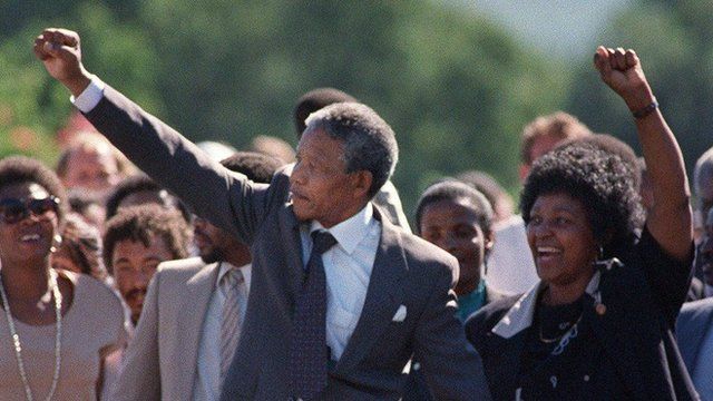 Mandela deixa a prisão, em 1990