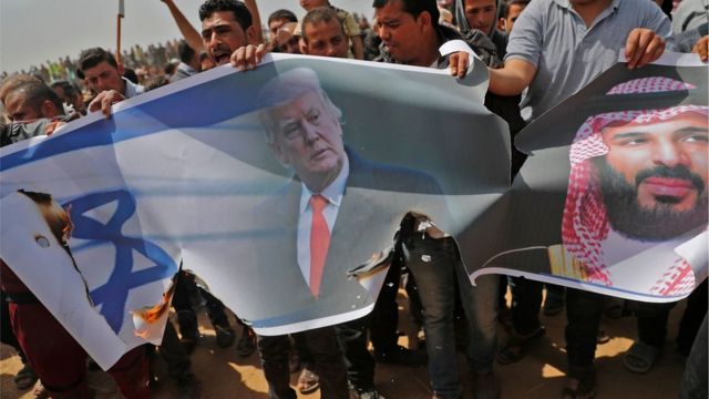 Palestinos em Gaza protestam contra o príncipe herdeiro saudita Mohammed bin Salman, Donald Trump e Israel (abril de 2018)