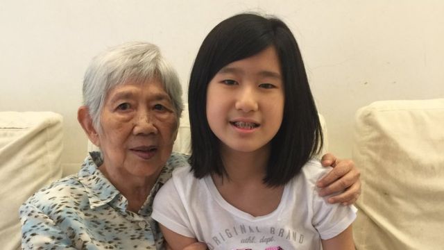 Emma Yang con su abuela, quien padece Alzheimer.