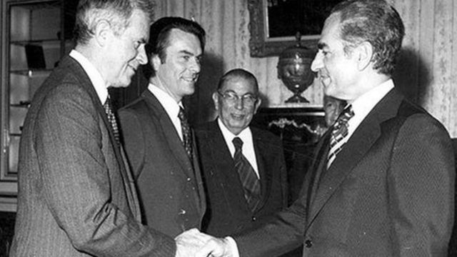 محمدرضا شاه در حال فشردن دست سایروس ونس وزیر خارجه آمریکا. دیوید اوئن در کنار او ایستاده است