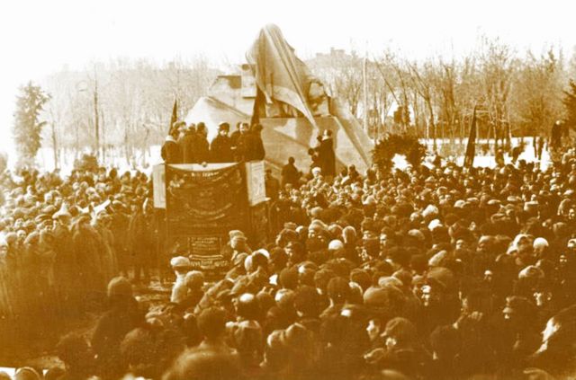 Урочисте відкриття пам'ятника Т. Шевченку в стилі конструктивізму. Полтава, 12 березня 1926 року