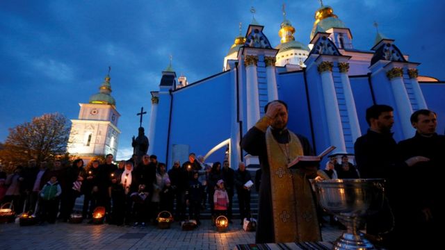 Освящение куличей в Михайловском Златоверхом монастыре в Киеве