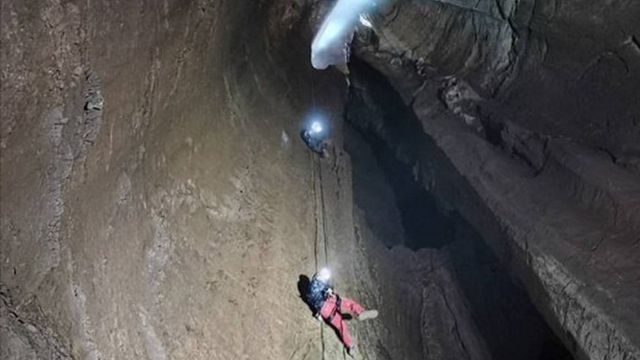 ใช้เวลาประมาณ 20-30 นาที โรยตัวลงจากปากถ้ำแรกที่ลึก 90 เมตร ลงไปถึงก้นถ้ำ