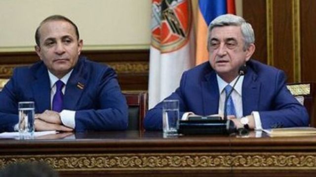 Hovik Abrahamyan (solda) və Serj Sarkisyanın yaxın