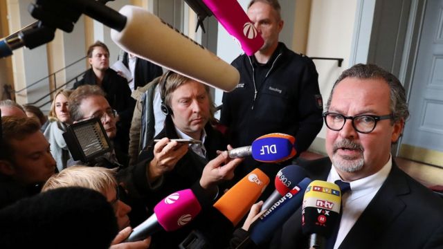 كريستيان شيرتز، محامي الكوميدي الألماني، يان بوهميرمان، متحدثا إلى الصحفيين بعد جلسة المحكمة في هامبورغ، ألمانيا، يوم الاربعاء 2 نوفمبر/تشرين الثاني 2016