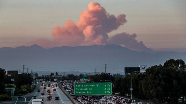 Humos de incendios forestales en Los Ángeles.