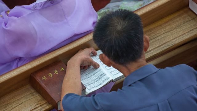 평양의 개신교 교회 봉수교회에서 한 북한 사람이 성경을 읽고 있다