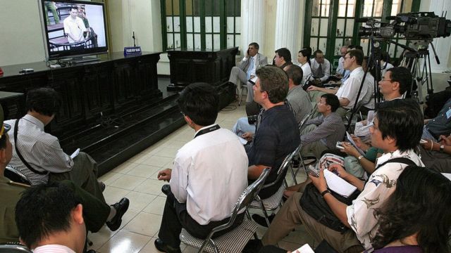 Giới truyền thông và ngoại giao theo dõi phiên tòa xét xử qua kênh truyền hình tại Tòa án Nhân dân Hà Nội, 2007
