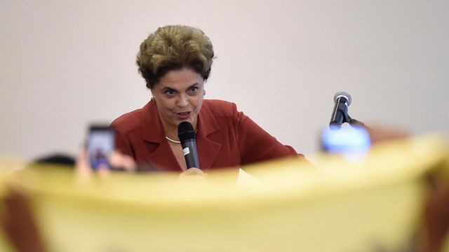 A presidente afastada Dilma Rousseff fala com blogueiros em São Paulo, em 20 de maio de 2016