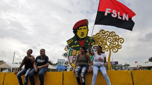 Seguidores de Daniel Ortega, con una bandera del Frente Sandinista de Liberación Nacional.