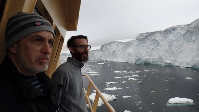 Os cientistas Alastair Graham (à direita) e Robert Larter (à esquerda) observam a face de gelo em ruínas da margem da Thwaites
