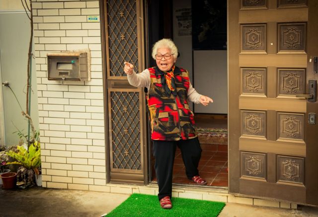 Idosa japonesa na porta de casa